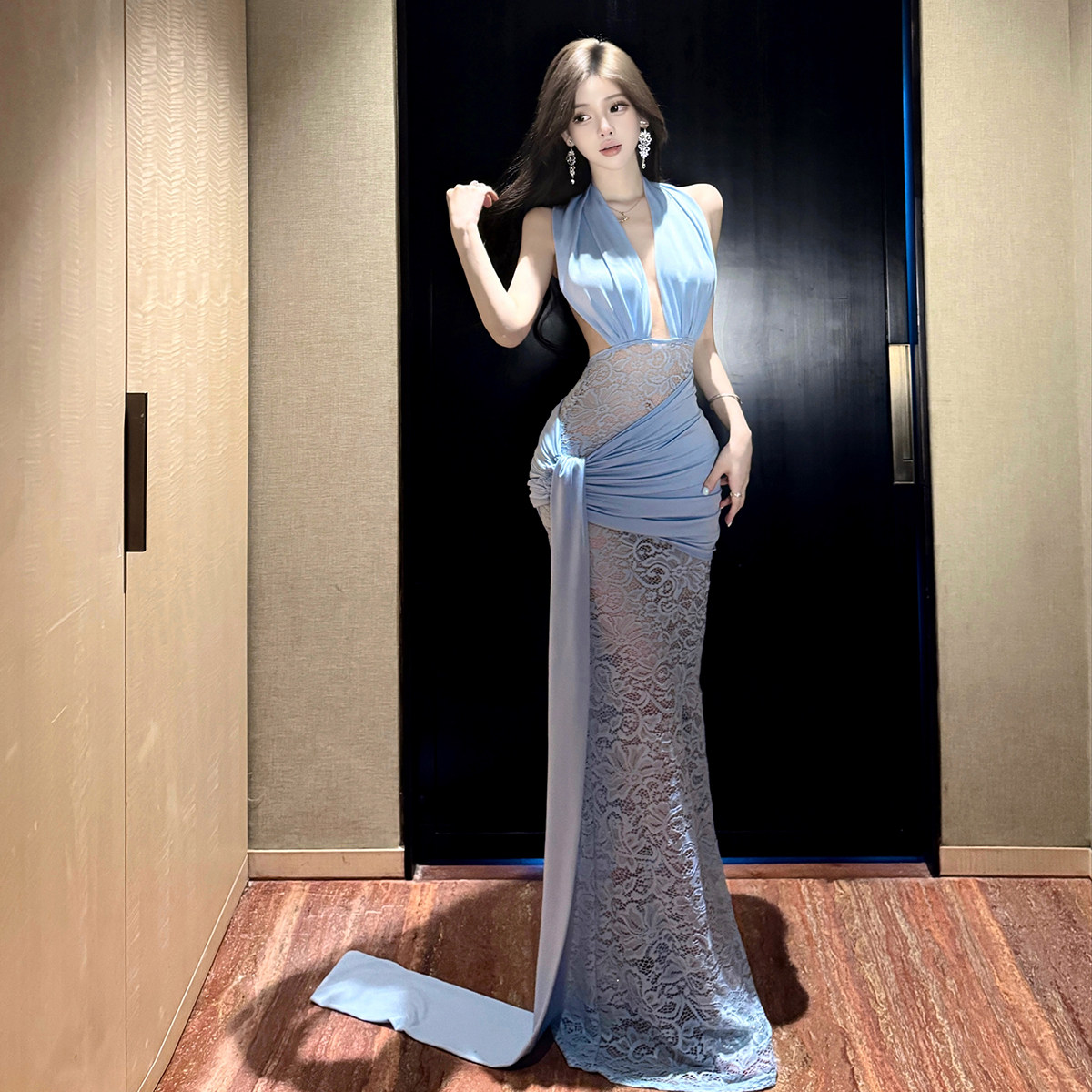 御姐性感辣妹蓝色深V领蕾丝镂空挂脖连衣裙 高级感收腰宴会礼服裙
