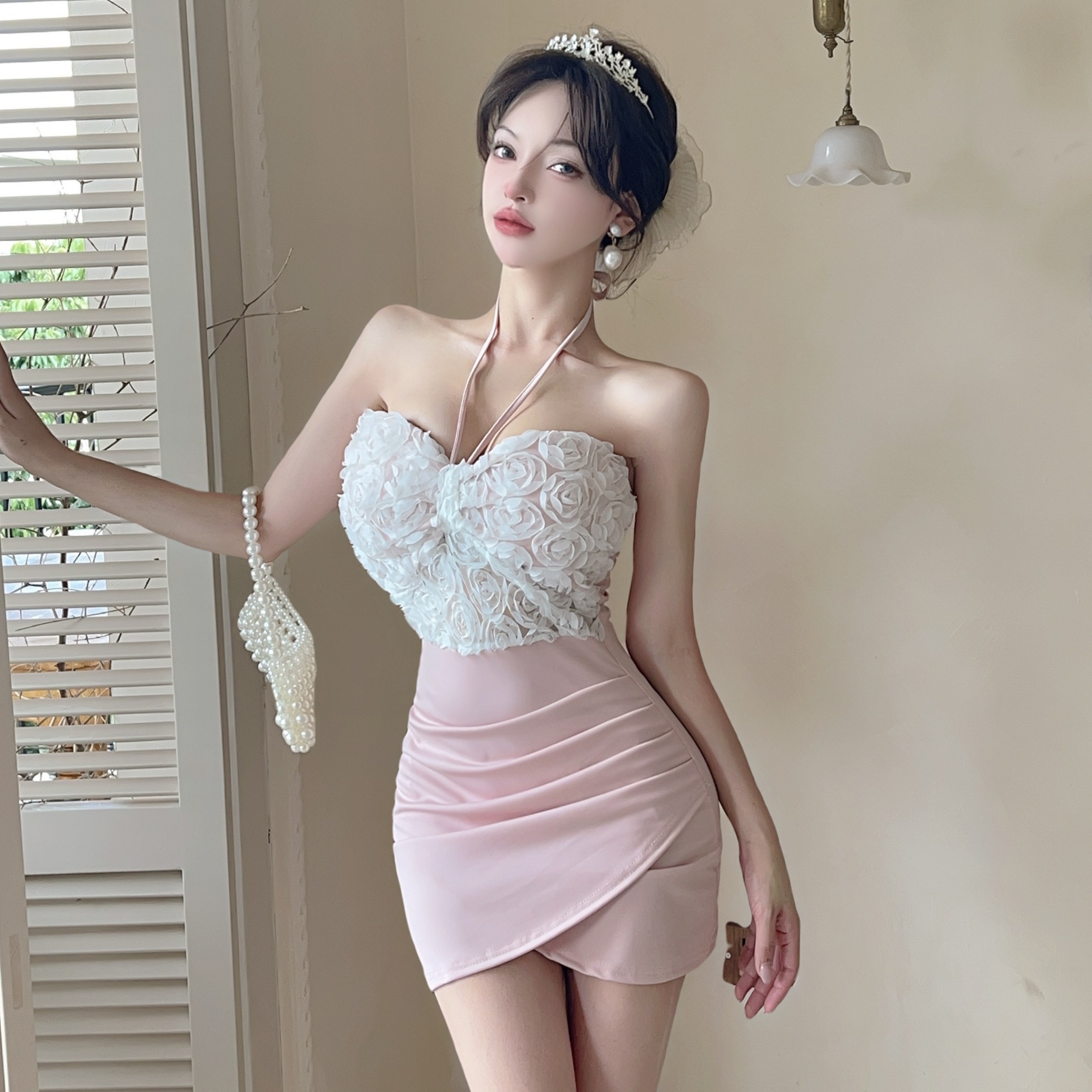 辣妹性感低胸纯欲挂脖连衣裙