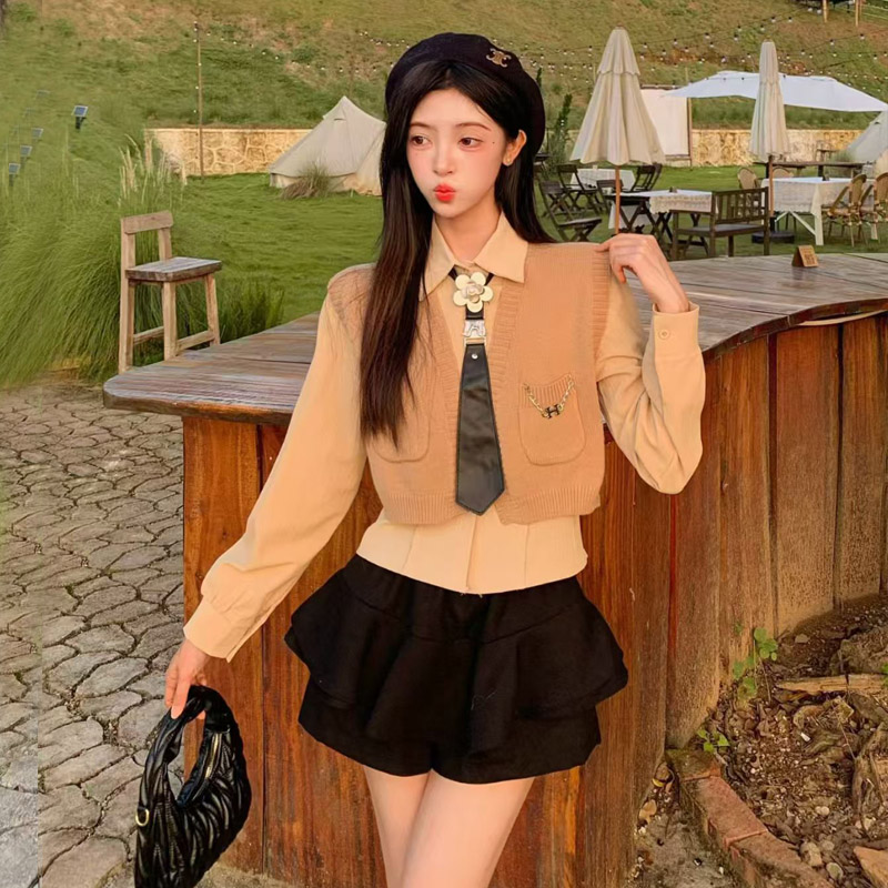 初秋减龄一整套穿搭学院风高级感时尚针织马甲衬衫百褶裙三件套女