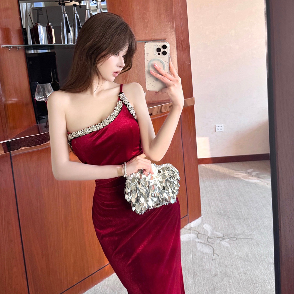 新年战袍红色丝绒单肩连衣裙女高级感气质御姐风镶钻抹胸礼服长裙,女装/女士精品,连衣裙,淘宝优惠券,粉丝福利购,淘宝优惠卷