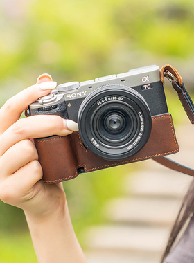 摄侣适用索尼a7c2保护套zve10二代微单相机包a7m4A7CR皮套a6700zv1m2底座A7R5a7s3A1真皮壳牛皮肩带装饰配件