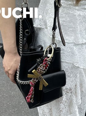 《MiuM. 哈利小夜曲》古铜金属蝴蝶结挂饰红金撞色复古包包挂饰