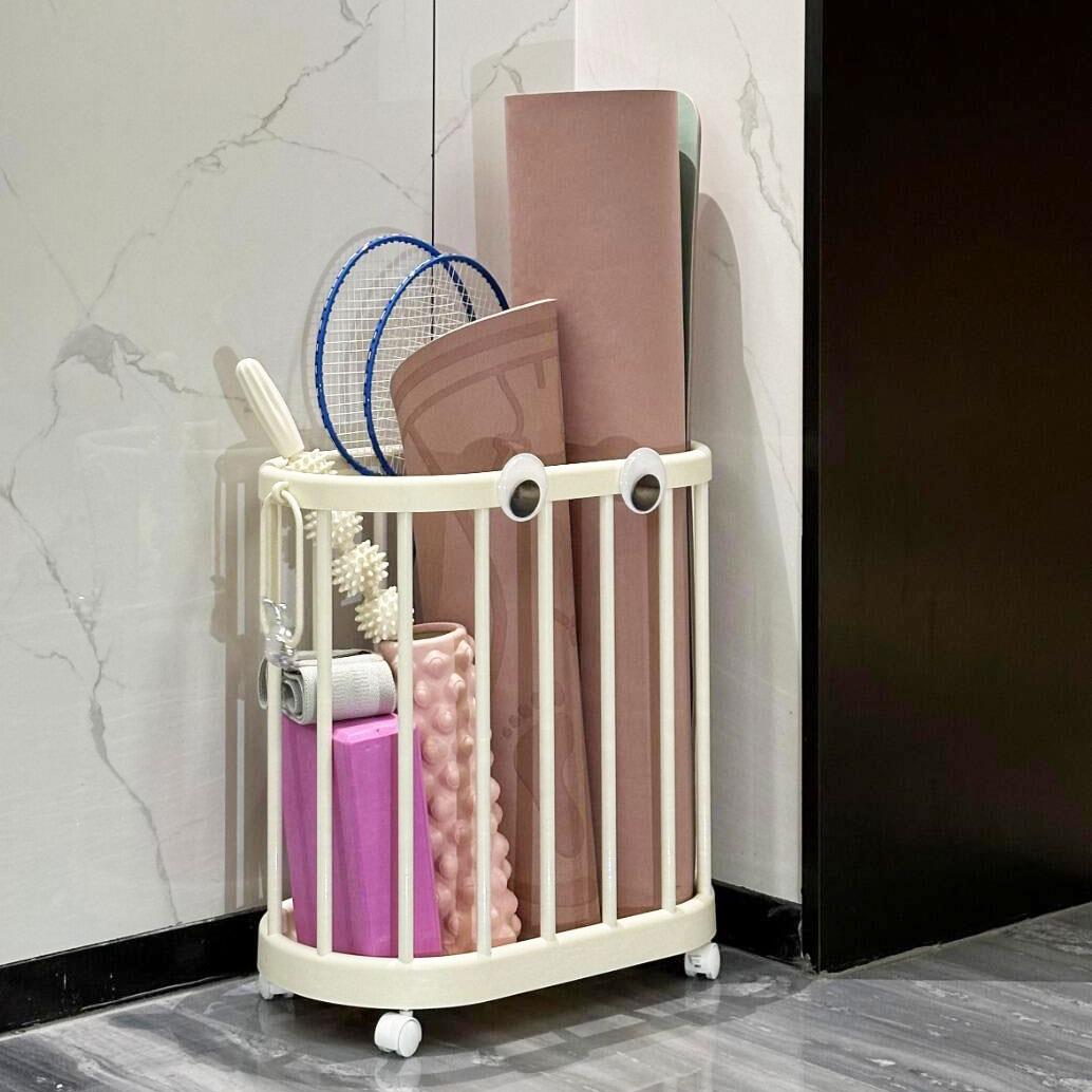 瑜伽垫收纳筐家用健身器材收纳框运动工具整理置物架带轮子可移动
