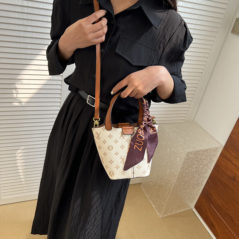 高级质感气质手提包包女2t023新款小众单肩水桶包斜挎菜篮子通勤,箱包皮具/热销女包/男包,水桶包,淘宝优惠券,粉丝福利购,淘宝优惠卷