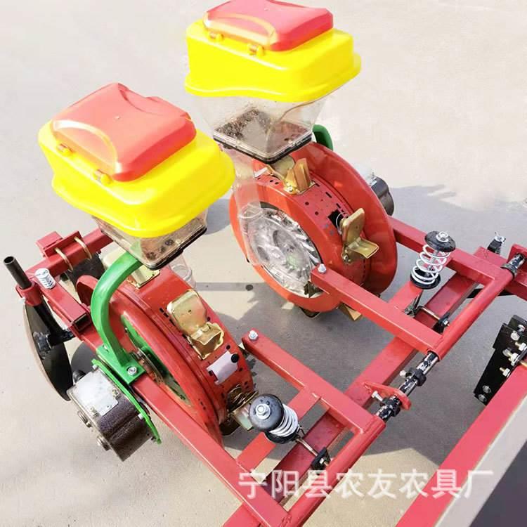 2垄四行花生膜上点播机甘肃礼县3行玉米播种机鸭嘴打孔免扣膜曲靖