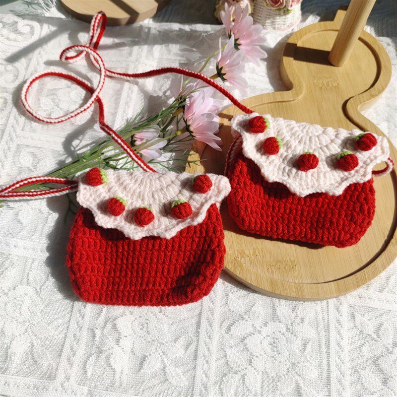 成品珍珠草莓零钱包卡包耳机包手工毛线编织钩针手拿小包斜挎女包