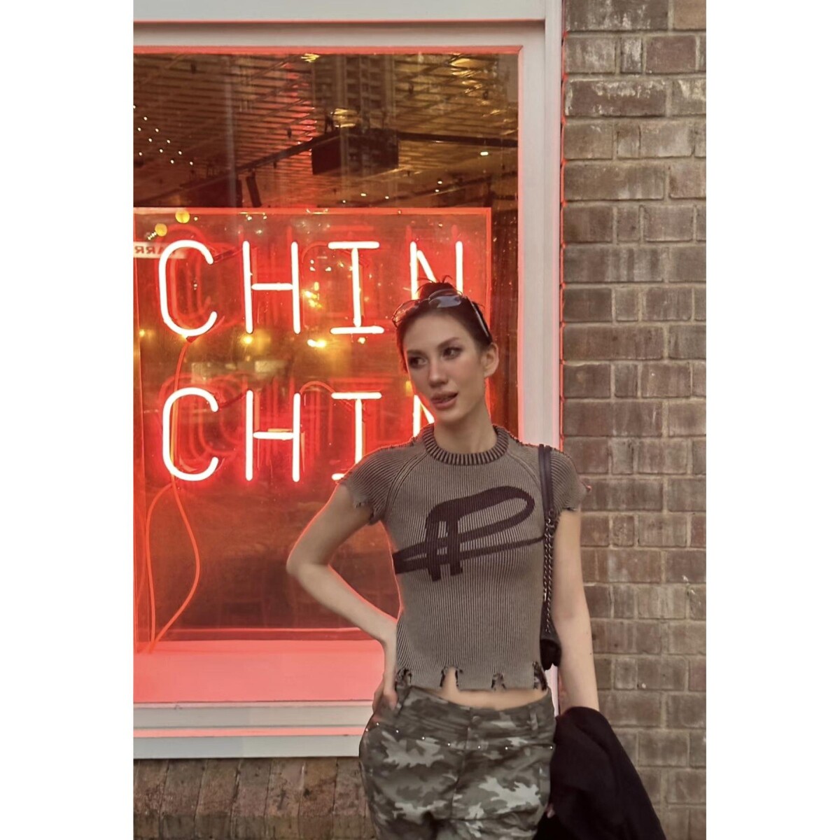 低腰时尚百搭针织辣妹新款女短款迷彩上衣T恤撕边夏季美式设计感