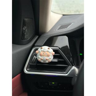 车载香薰羊咩咩装饰扩香石可爱女生内饰风口夹花香车内蓝风铃淡香