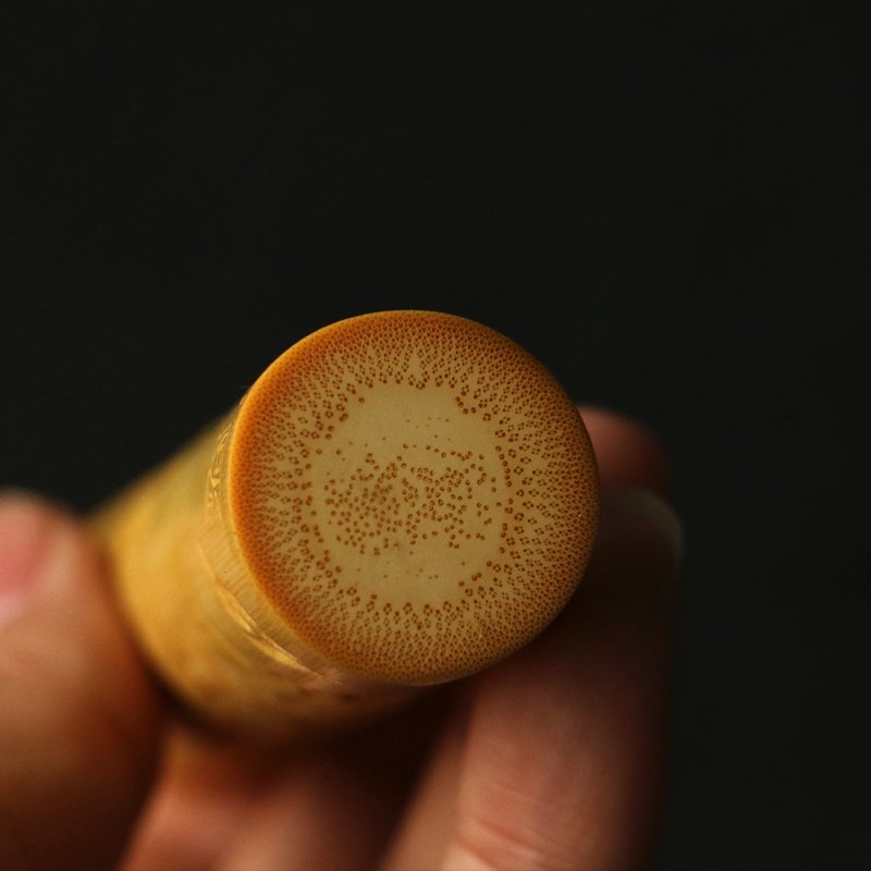 精品名家向平纯手工浅浮雕山水风光图实心竹手把件果冻级料子竹雕