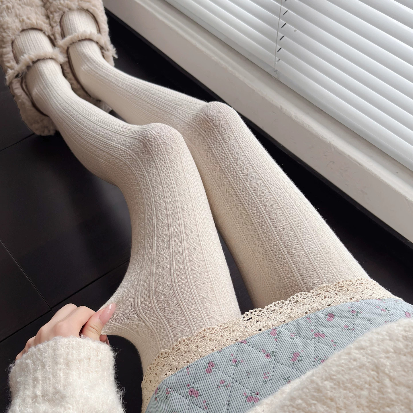 奶白色日系麻花纹连裤袜女春秋冬季加绒燕麦白丝袜甜美显瘦打底裤