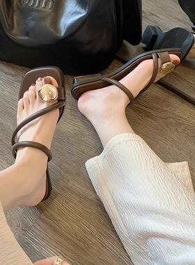 平底方头金扣斜侧一字带夹趾凉鞋女露趾细带夹脚拖鞋女夏外穿凉拖