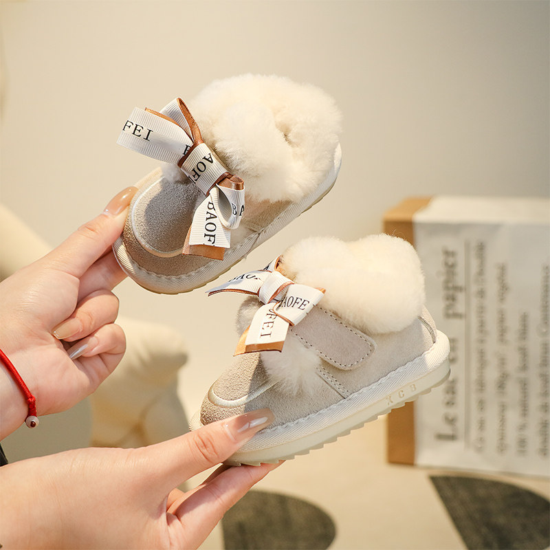 女宝宝雪地靴g0-1一2岁3童鞋冬季加绒学步鞋子婴儿软底棉靴毛毛鞋