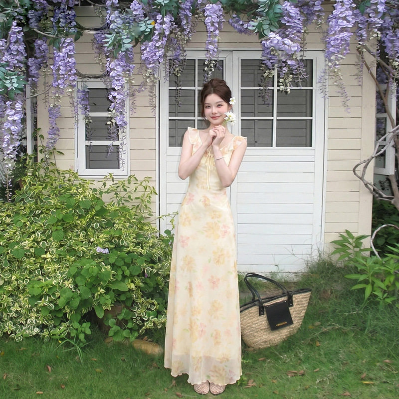 花色温柔风碎花吊带连衣裙女2026新款夏季显瘦度假风花边收腰长裙