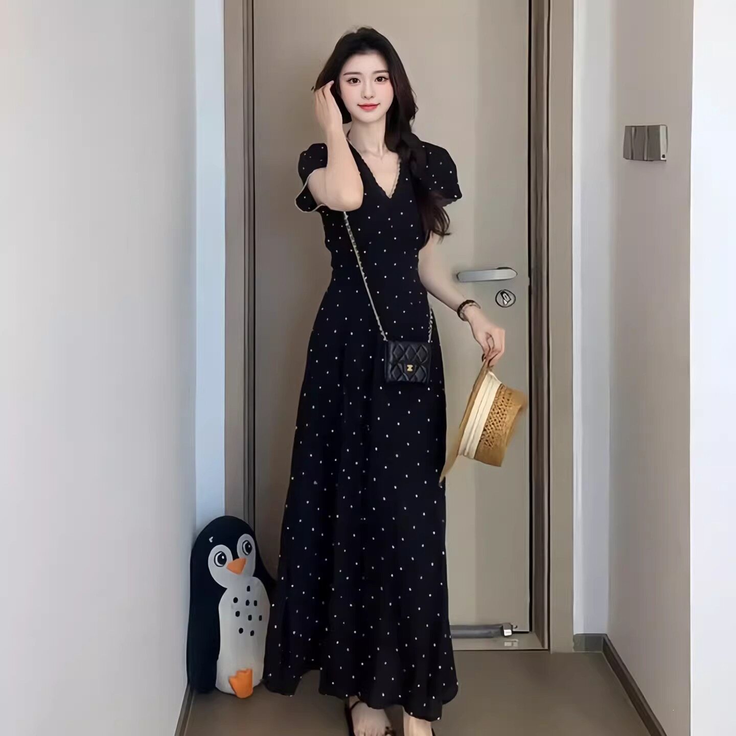 大码胖mm法式赫本风时尚黑色V领连衣裙女夏季收腰显瘦气质长裙子