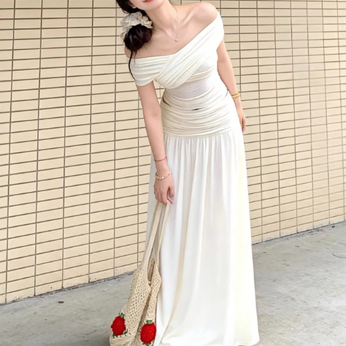 法式杏色一字肩连衣裙子女2026新款初夏穿搭气质收腰掐腰长裙套装