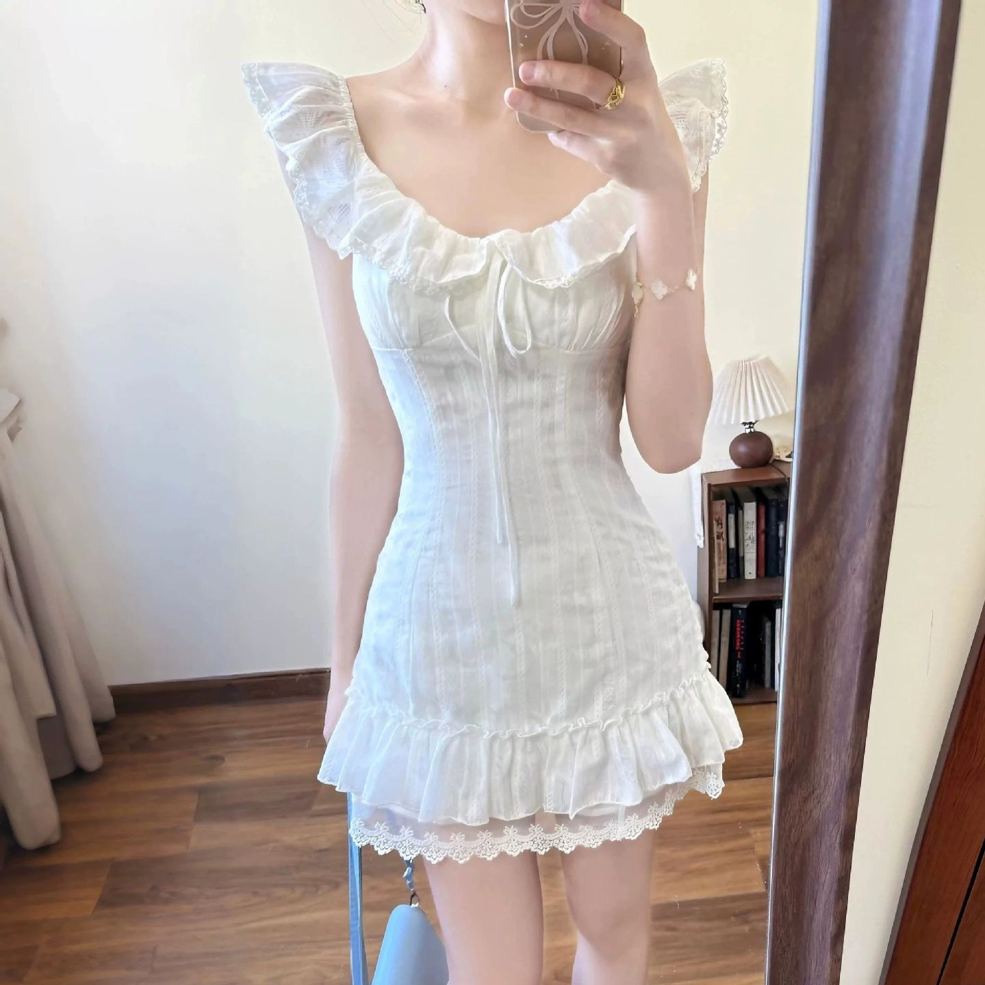 白色连衣裙女夏日绝美初恋小白裙夏天巨好看裙子清纯掐腰a字短裙