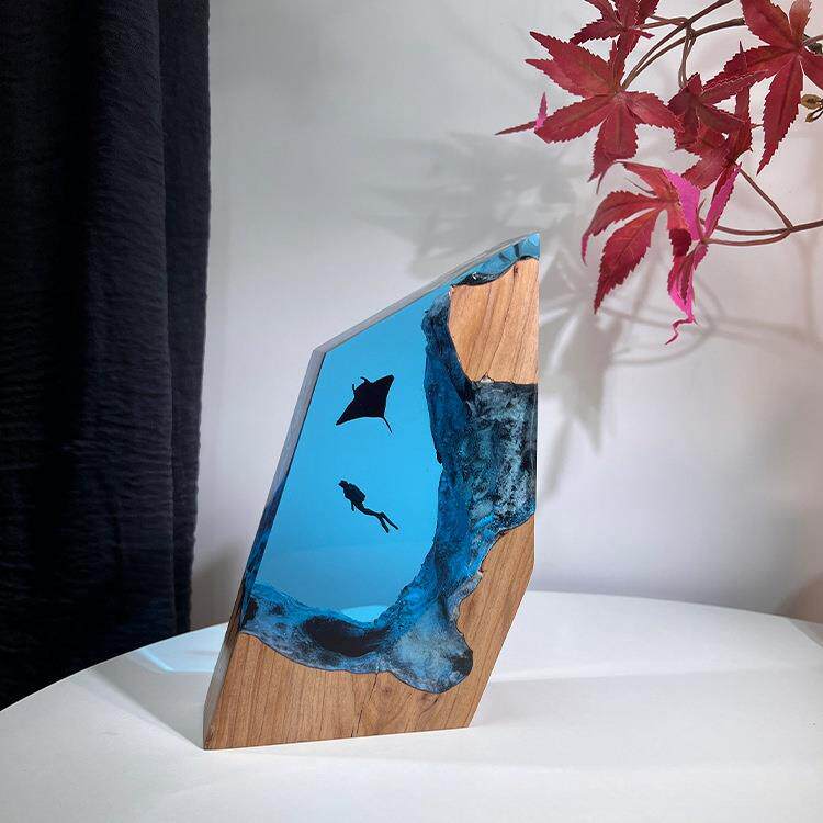 潜水员摆件溶洞鲸鱼桌面海洋树脂灯艺术工艺品实木生日礼物饰品