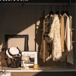 现代覆古风样板间主卧室女士衣帽间衣服画框软装饰品摆件搭配组合