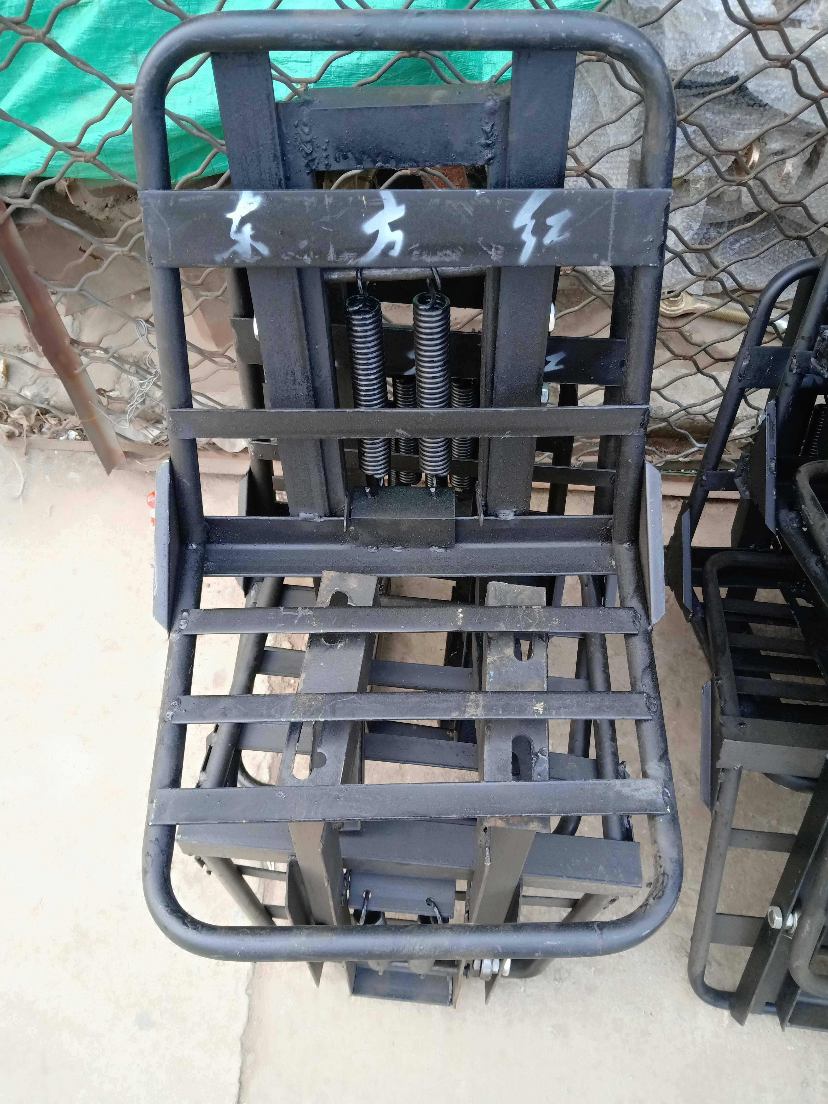 拖拉机车坐子三四轮小铲车改装原车座椅驾驶座弹簧V驾驶坐垫车座