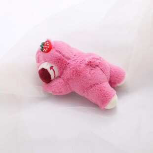 趴身上草莓熊胸针女可爱毛绒玩偶挂件个性创意别针衣服包包配饰潮
