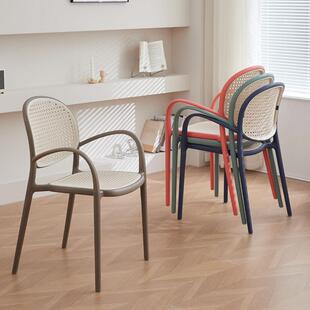 北欧藤编塑料椅子家用可叠放餐椅小户型餐厅餐桌椅凳子网红靠背椅