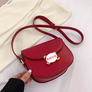 2025爆款超火凯旋门小包包红色马鞍包斜挎精致轻奢小众高级感女包