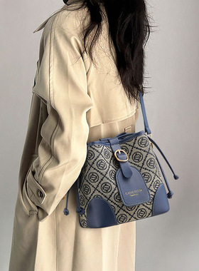 包包女式2025新款女包秋冬水桶包轻便通勤大容量单肩斜挎包