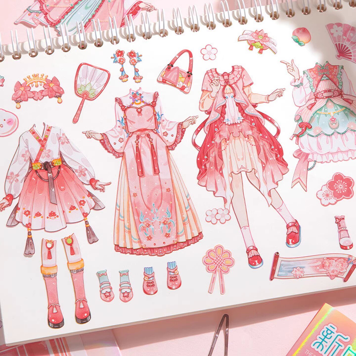 公主换装贴纸书女孩玩具儿童益智3到6岁国风美丽少女化妆本贴贴画