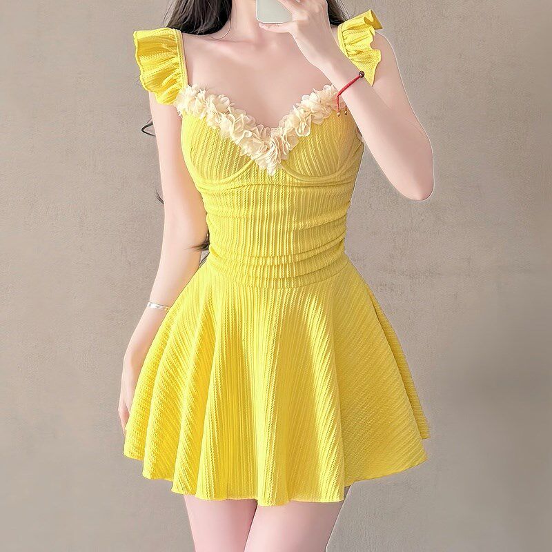 泳衣女2025新款奶黄色高级感连体裙式小胸聚拢遮肚显瘦绝美泡温泉