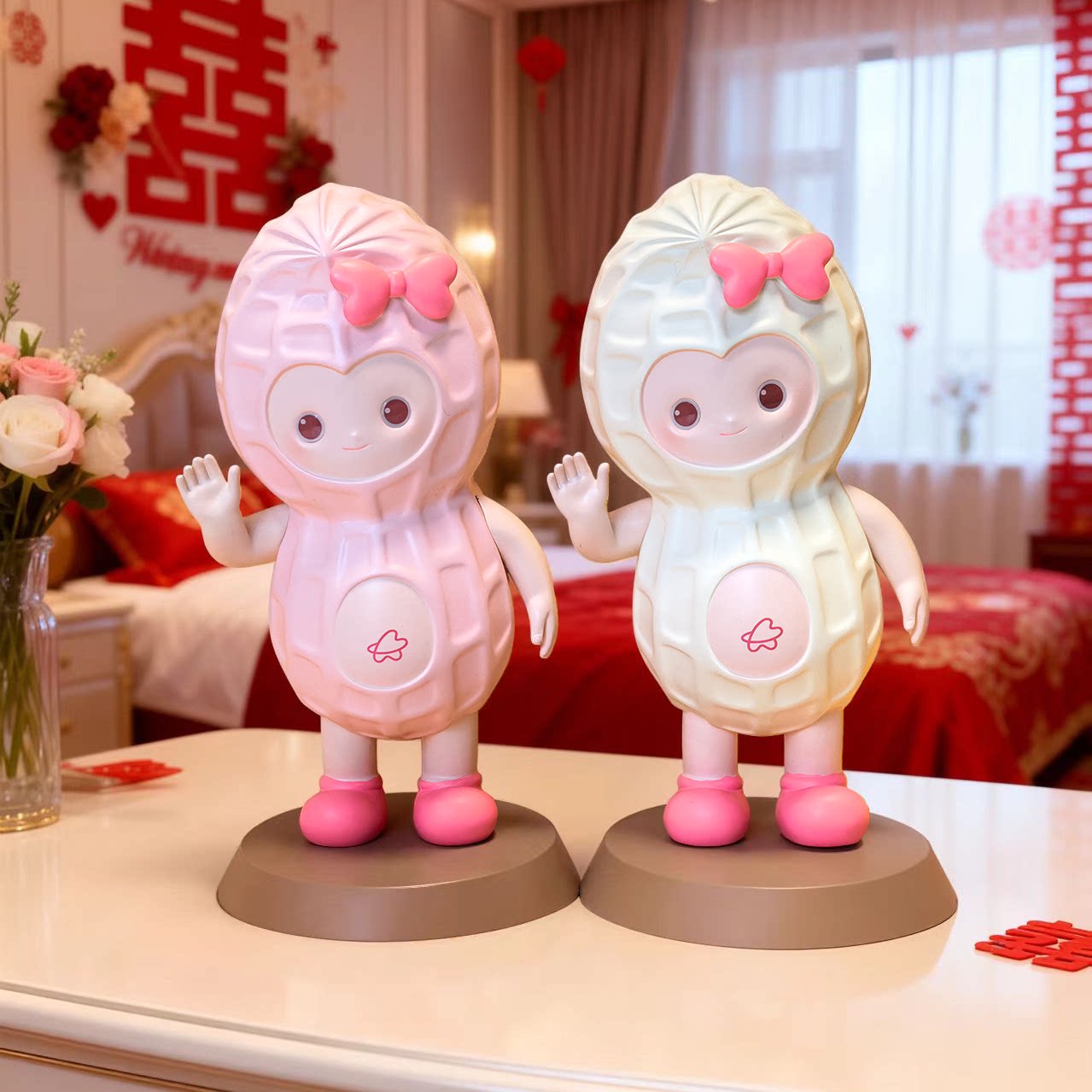可爱花生造型婚房摆件