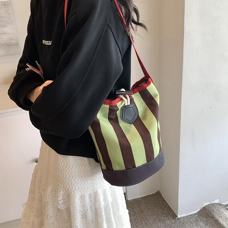 时尚韩版条纹简约j外出通勤斜挎可调节单肩女大容量帆布袋水桶包
