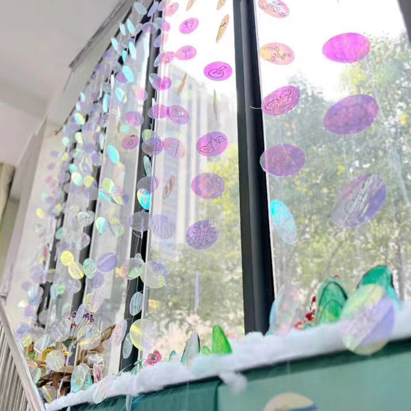 幼儿园圆形彩色画片美工区区域材料吊饰走廊空中装饰环创艺术挂饰