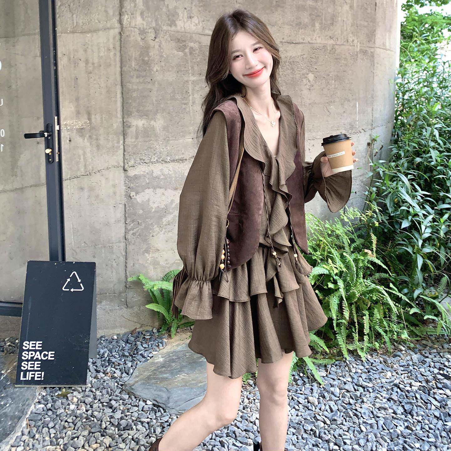 极速深咖色美拉德麂皮绒马甲两件套连衣裙女秋新款小个子荷叶边桔