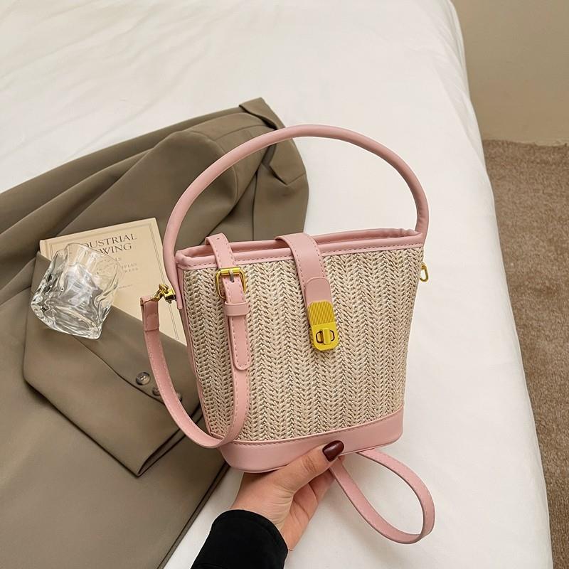 推荐小众草编撞色水桶包包