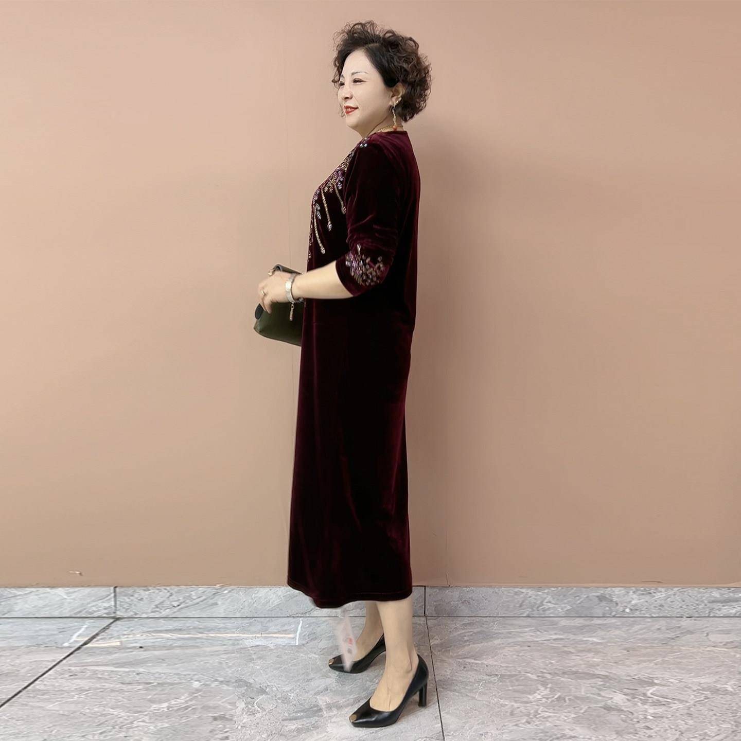 极速重工烫钻丝绒连衣裙秋冬新款中老年妈妈大码遮肚显瘦过膝长款