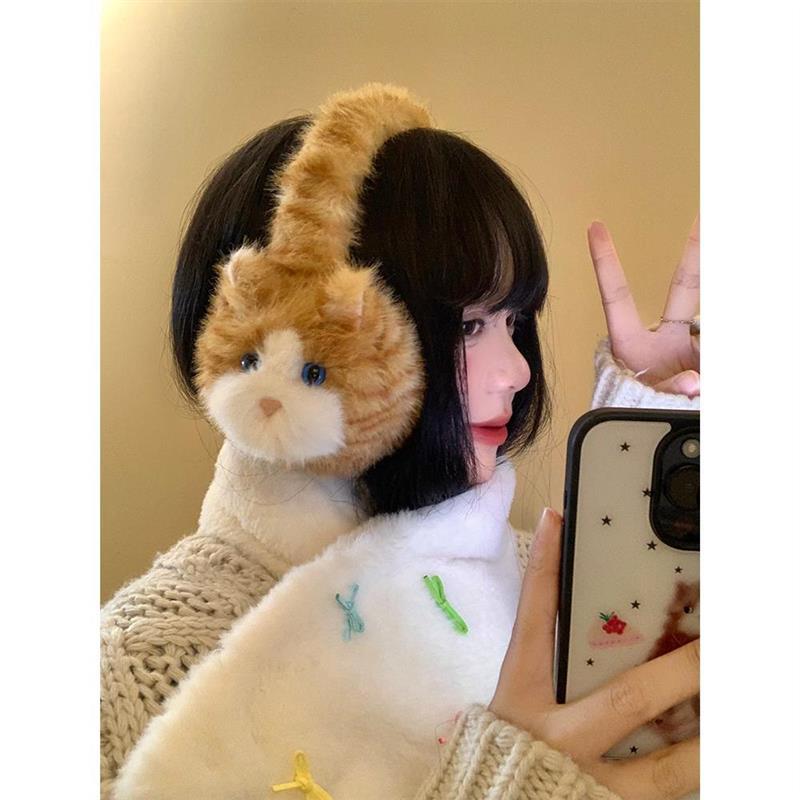 可爱的猫毛绒耳罩的妇女在