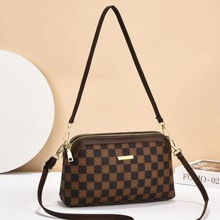 推荐夏季放手机的小包2025新款时尚轻便迷你高级感撞色零钱包女斜