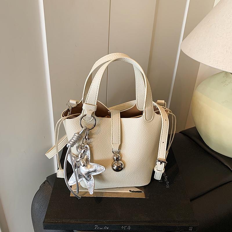 推荐小众简约斜挎水桶包日