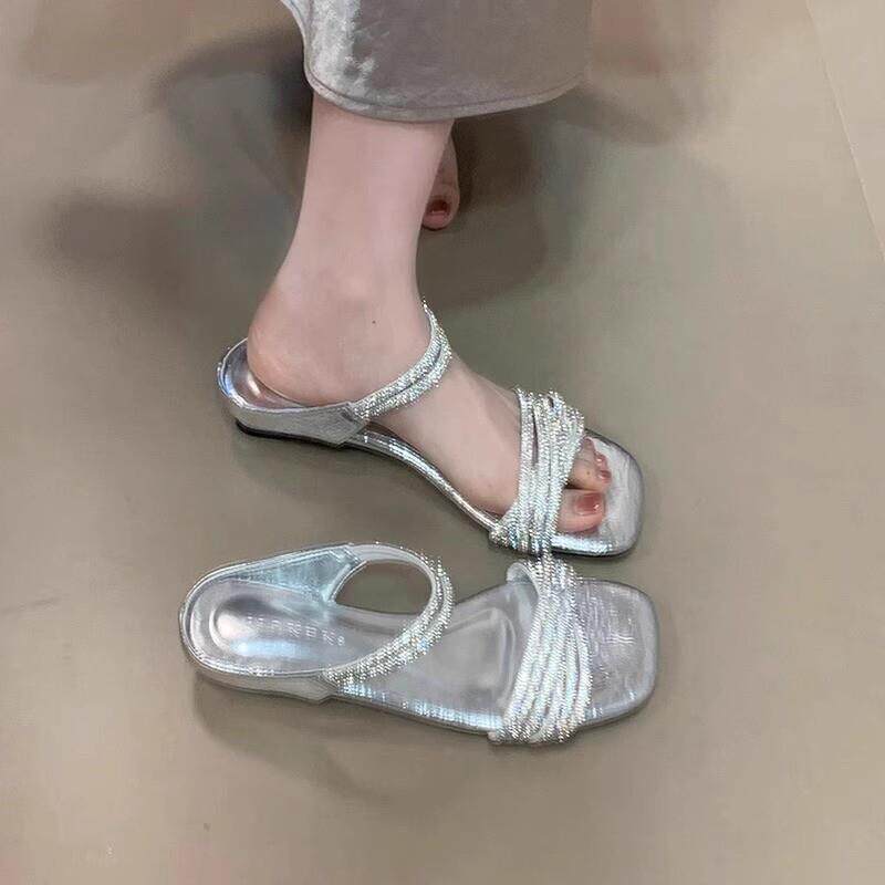 推荐巨好看坡跟水钻低跟凉拖鞋女夏外穿2026新款配裙子一字拖高跟