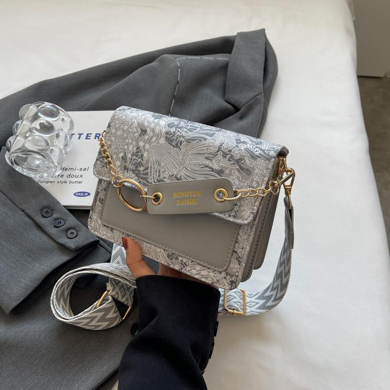 推荐时尚刺绣印花小包包女