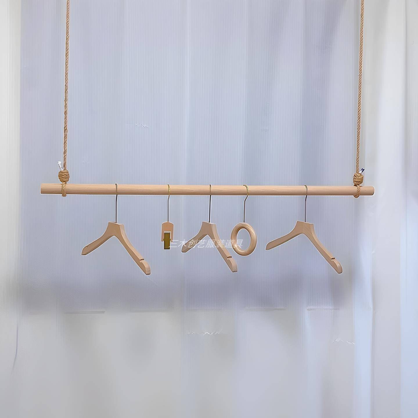 服装店钢丝实木悬挂衣杆简约麻绳吊挂橱窗吊杆上墙吊顶侧挂展示架