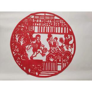 校园活动 体育课间踢足球红色剪纸窗花手工双面红宣纸装饰宣传画