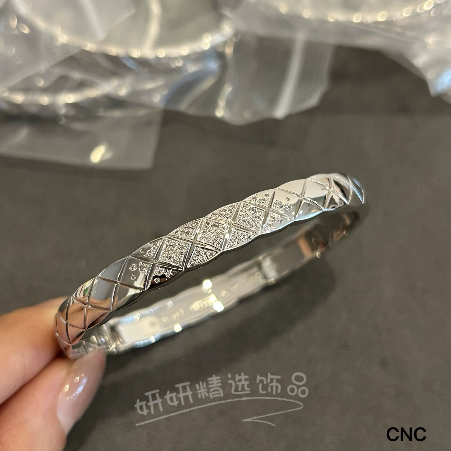 宽窄版小香风菱格纹女款手镯镀18k白玫瑰金带钻coco手环送女朋友