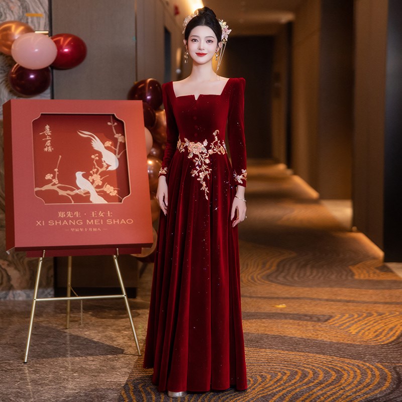 长袖敬酒服新娘2024新款秋冬红色丝绒高级感轻奢中国风订婚礼裙女