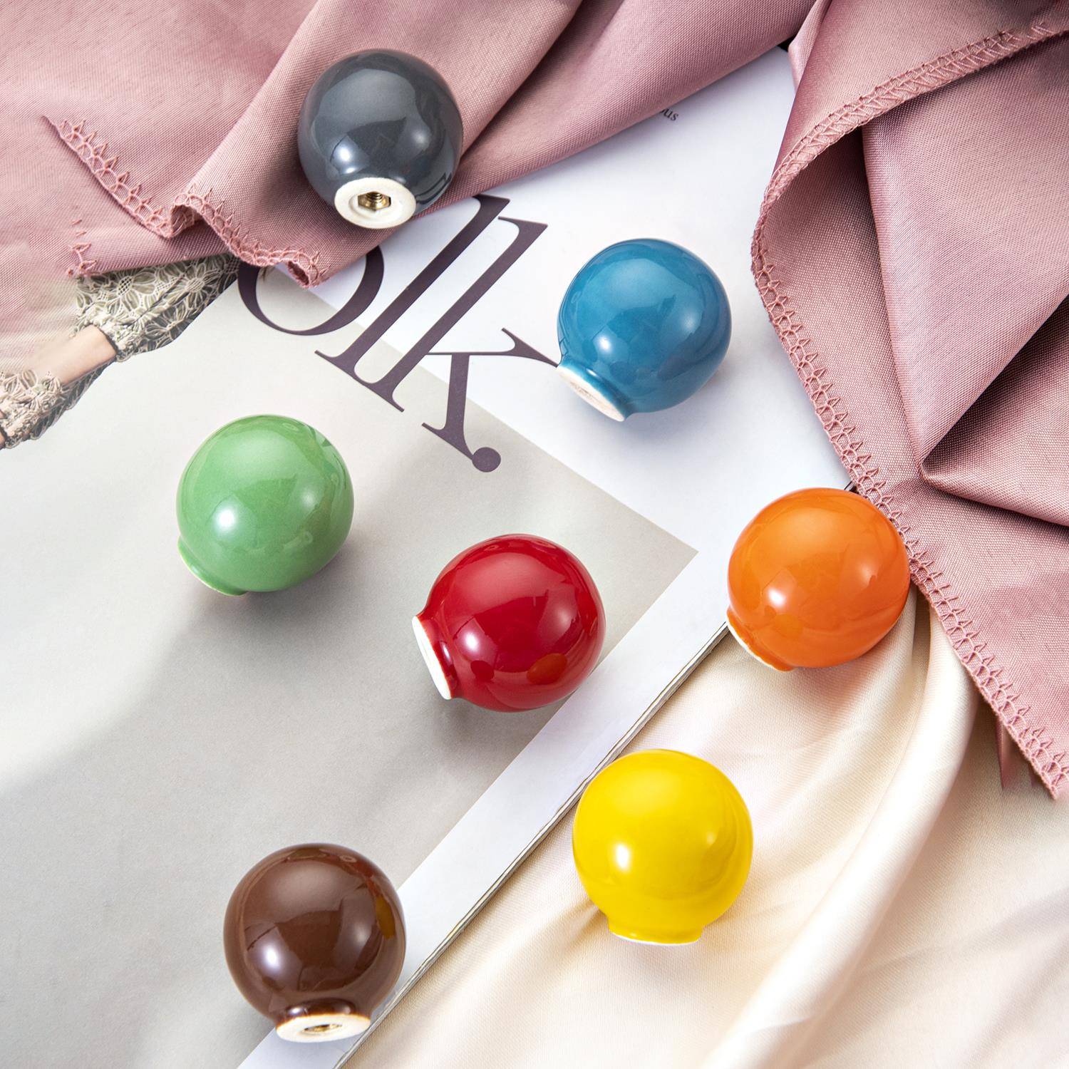 日系免订自粘抽屉柜门玻璃门彩色圆球陶瓷衣柜小拉手免打孔门把手