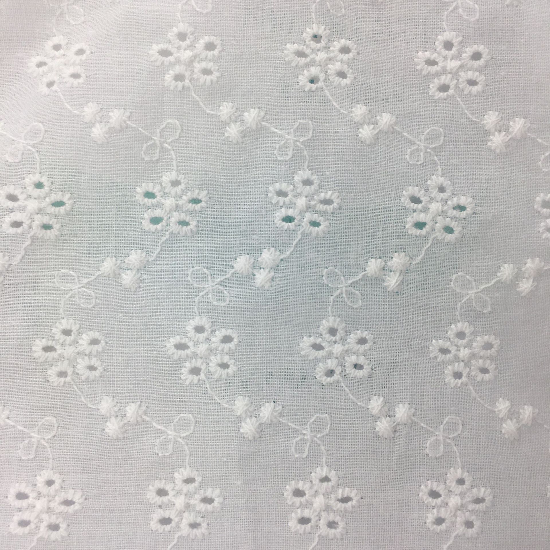 嵘习 棉布大机打孔绣花面料白色小花朵花型9088棉布绣花面料