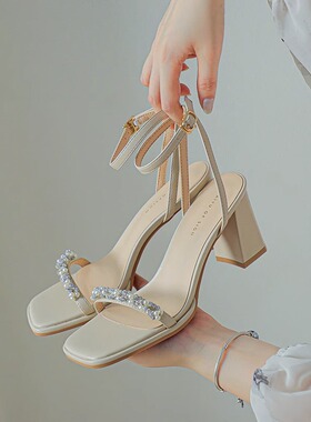 白色粗跟凉鞋女夏天珍珠水钻露趾方头外穿M一字扣带紫色高跟鞋方