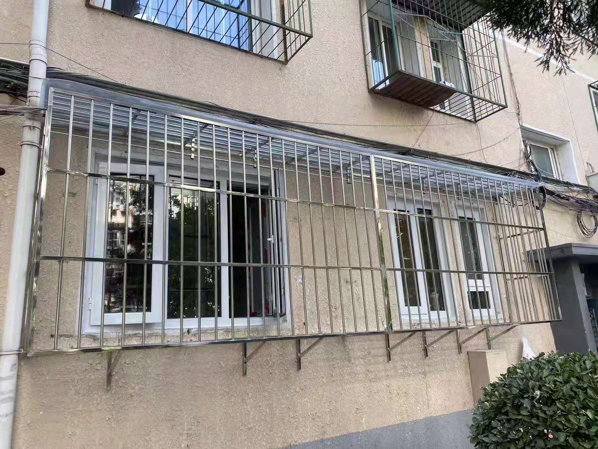 深圳304不锈钢防护栏安全v儿童防盗窗雨棚飘窗隐形网封阳台东莞