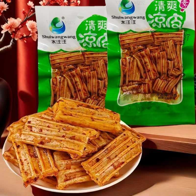 清爽水汪汪凉皮辣条爽口脆8090怀旧零食辣片儿时麻辣休闲小吃解馋