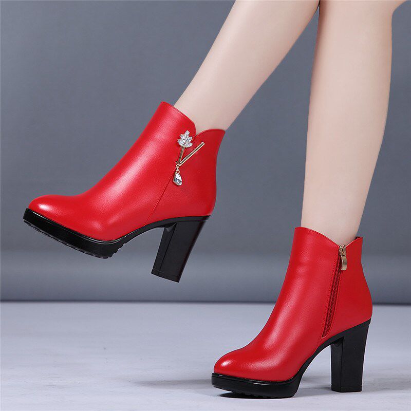 粗跟短靴女2024秋冬季新款加绒保暖女士高跟鞋厚底马丁靴红色婚鞋